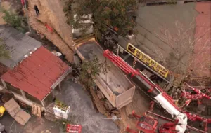 İstanbul Eyüpsultan’da elektrik çalışması hattında yapılan kazı alanına düşen hafriyat