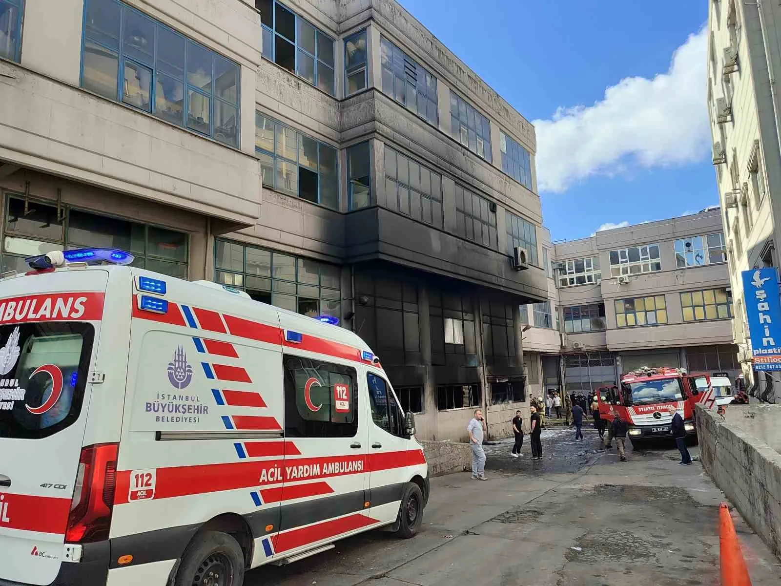 İstanbul’un Eyüpsultan ilçesinde 4 katlı bir iş merkezinin plastik üretim