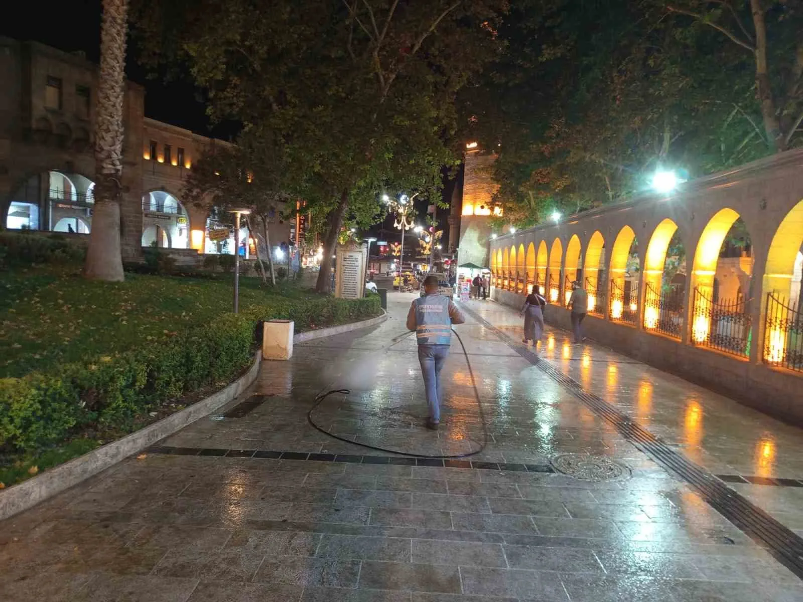 Eyyübiye ilçesinde caddeler, sokaklar, çarşılar ve tarihi alanlar yıkanarak temizleniyor.