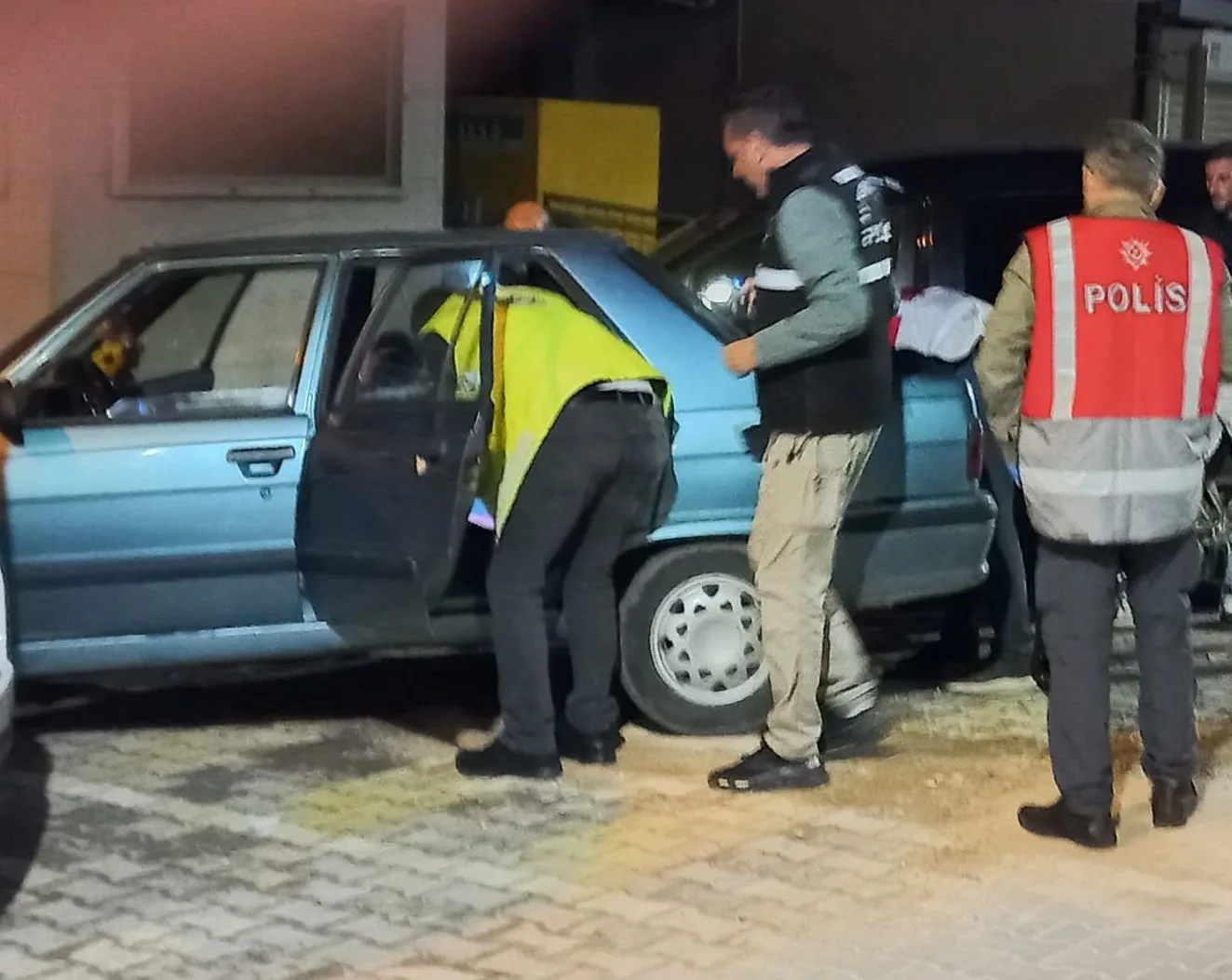 Çanakkale’nin Ezine ilçesinde emniyet ekipleri tarafından yapılan uyuşturucu operasyonunda araçta