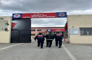 Çorum’da bir fabrikanın deposunu kundakladığı iddia edilen şahıs, JASAT dedektifleri