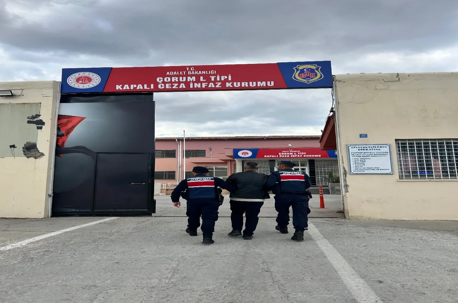 Çorum’da bir fabrikanın deposunu kundakladığı iddia edilen şahıs, JASAT dedektifleri