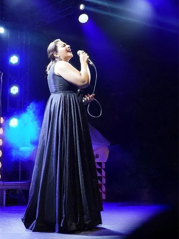 Fado müziğinin yeni kuşaktaki en etkileyici temsilcilerinden biri olarak tanınan