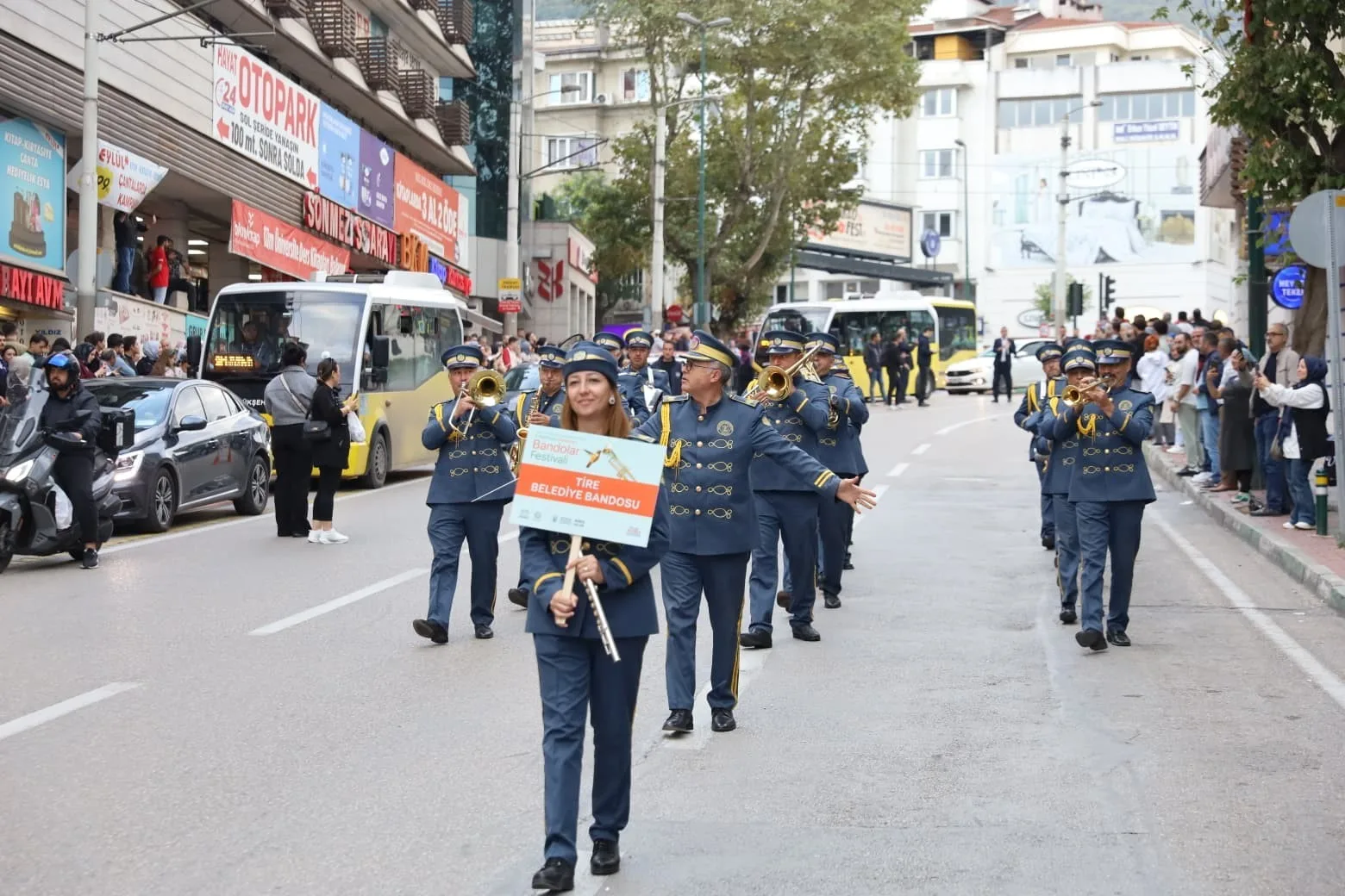 Bursa Büyükşehir Belediyesinin farklı kültürler, renkli kostümler, coşkulu marşlar ve