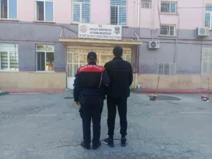 Afyonkarahisar’da farklı suçlardan 20 yıl hapis cezasıyla aranan şahıs jandarma