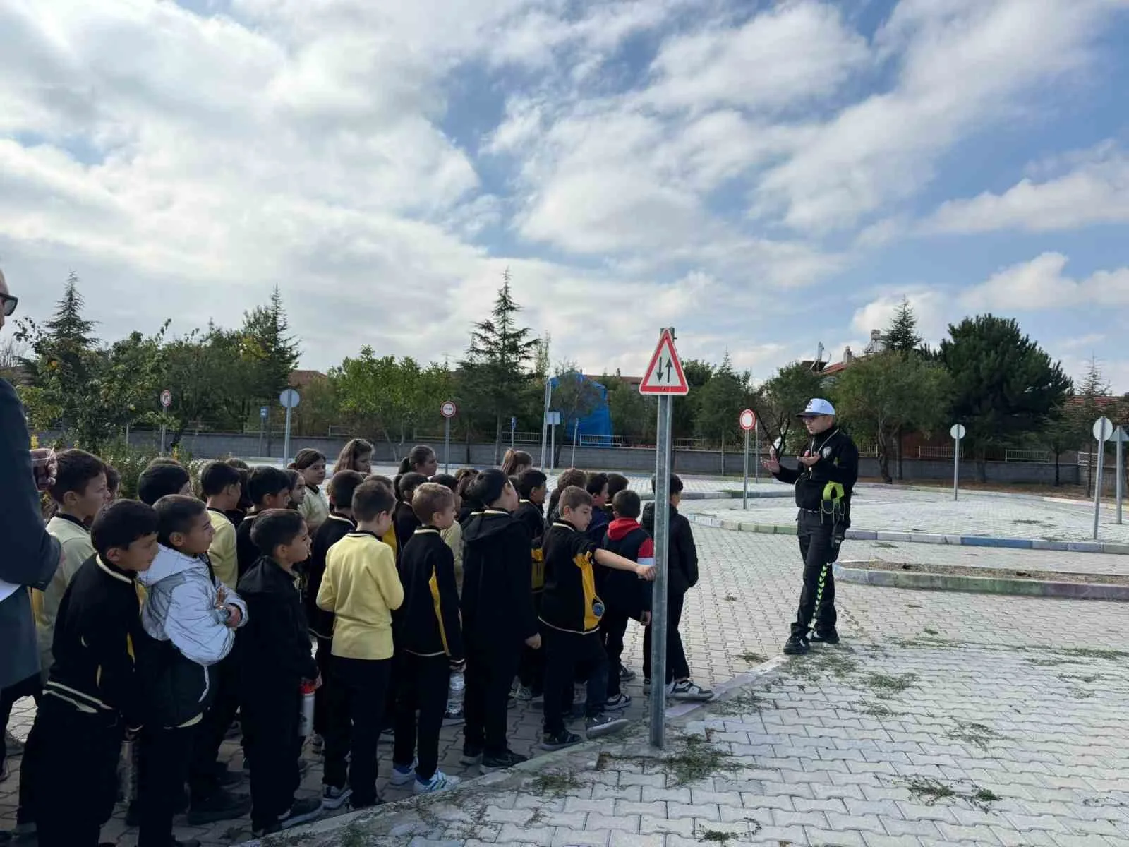Afyonkarahisar’da polis ekiplerince Fatih Ortaokulu’nda 75 öğrenciye ’Trafik Güvenliği’ konulu