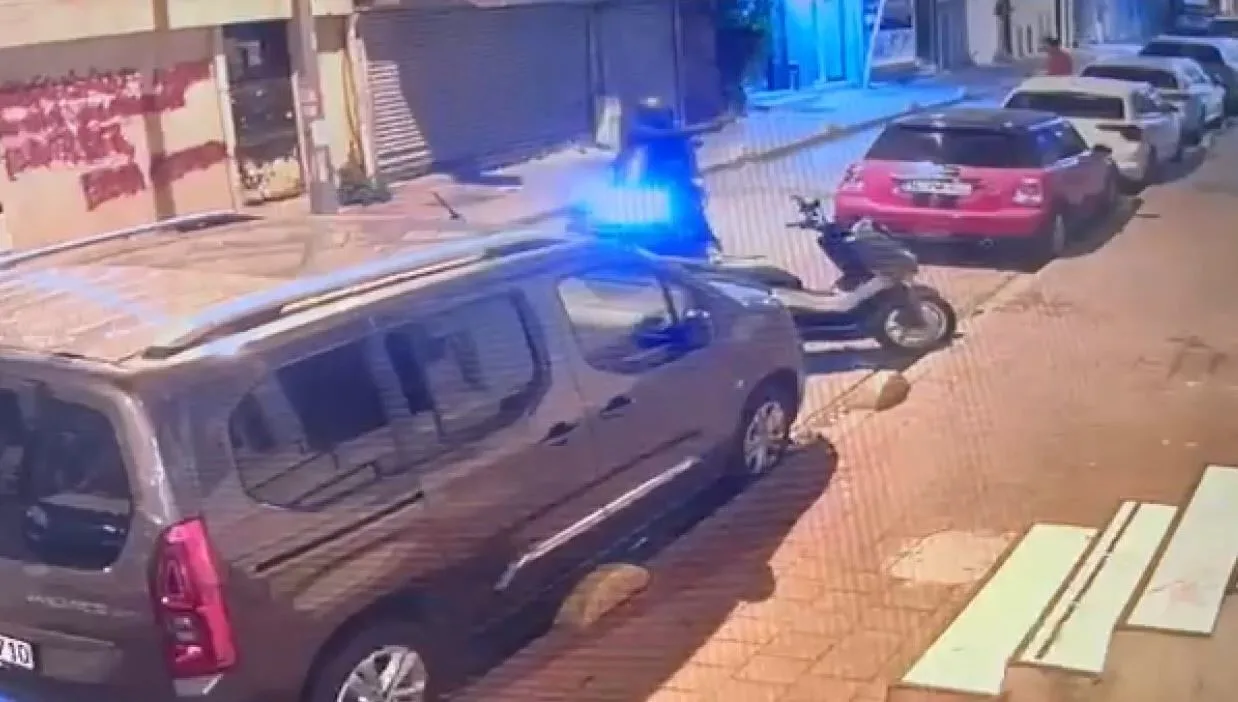 İstanbul’un Fatih ilçesinde motosikletli bir saldırgan iş yerini kurşunlayarak kaçtı.