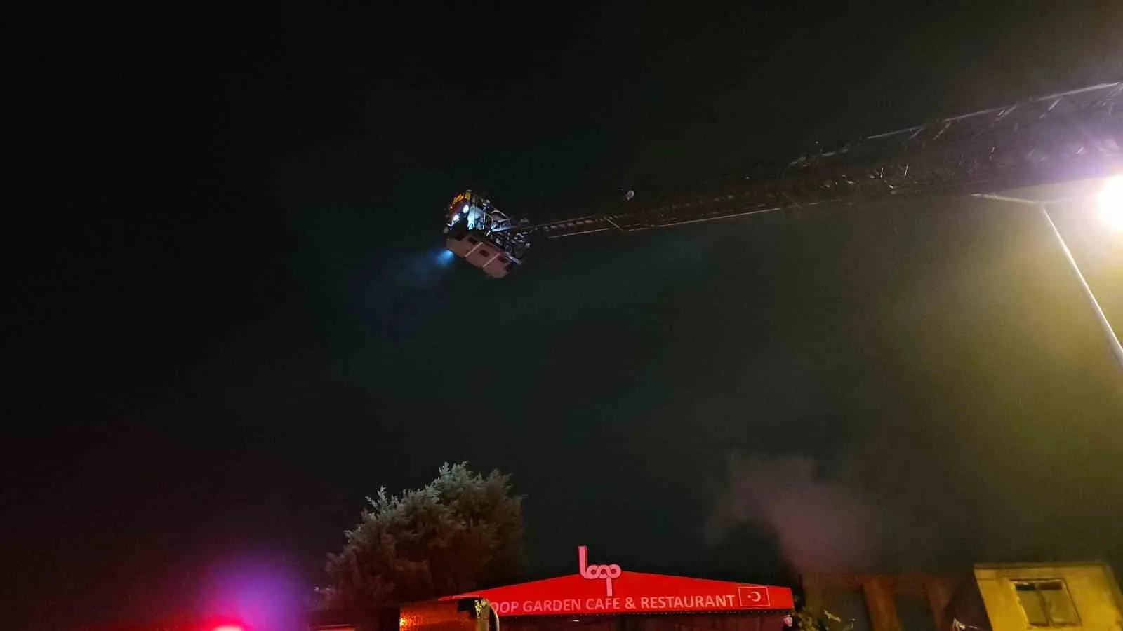 Fatih’te metruk binada çıkan yangın paniğe sebep oldu. Hızla büyüyen