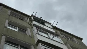 Fatih’te bir kadın, henüz bilinmeyen nedenle beşinci kattaki evinin penceresinden