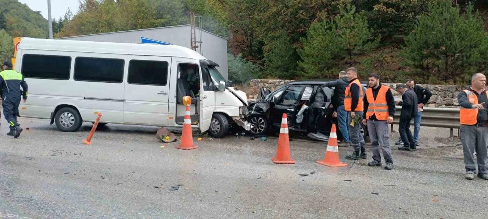 Bolu’nun Mengen ilçesinde Dorukhan Tüneli çıkışında sürücüsünün direksiyon hakimiyetini kaybetmesiyle