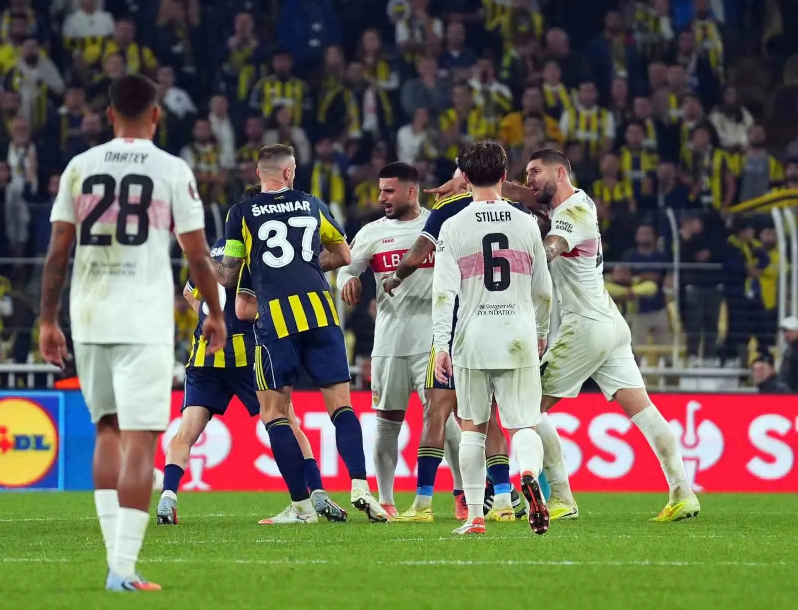 Fenerbahçe ile Stuttgart arasında oynanan karşılaşmanın son düdüğüyle birlikte iki
