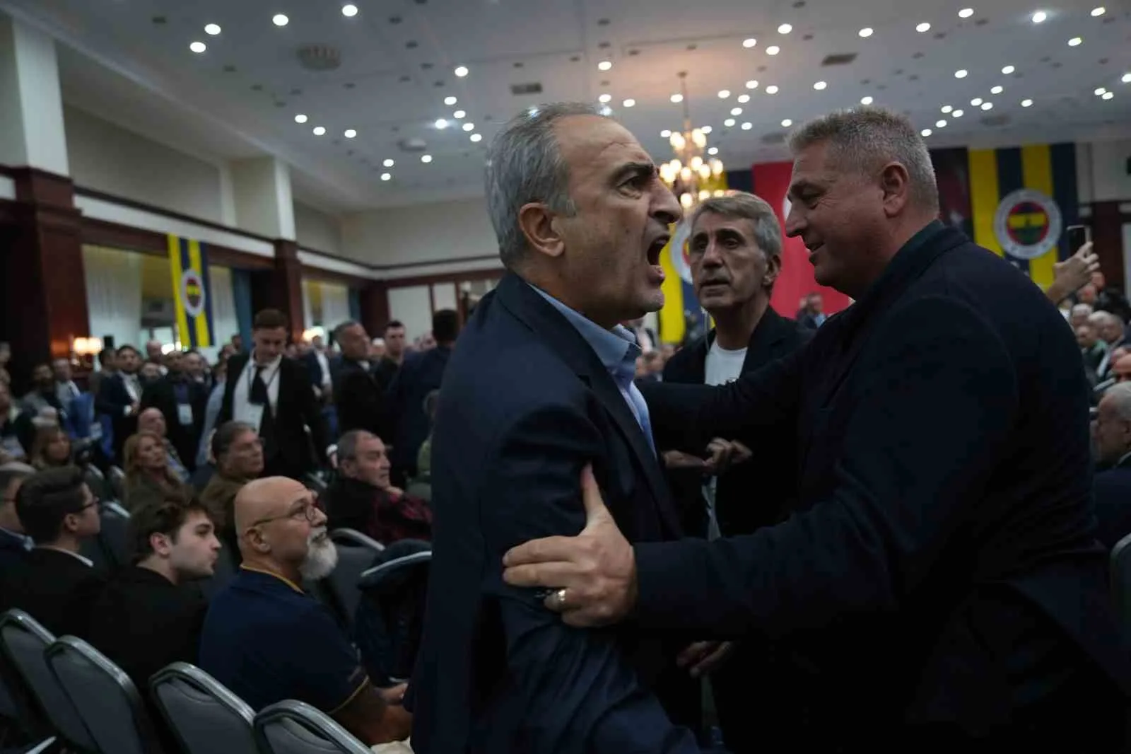 Fenerbahçe Yüksek Divan Kurulu Toplantısı’nda üyeler arasında gerginlik yaşandı. Fenerbahçe