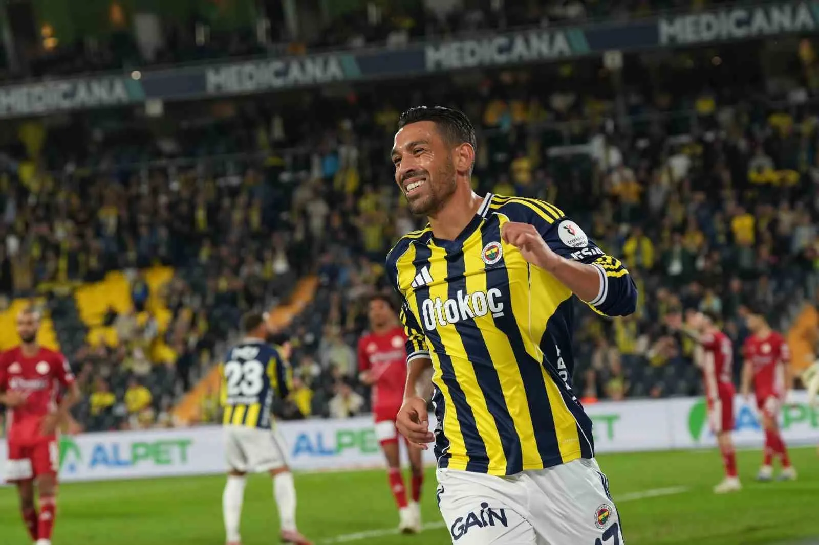 Fenerbahçe, İrfan Can Kahveci ve Cenk Tosun’un kadro dışı bırakıldığını