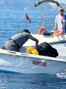 Fethiye’nin Ölüdeniz Mahallesi’nde Babadağ’dan tekli atlayış yapan Alman vatandaşı paraşütçü,