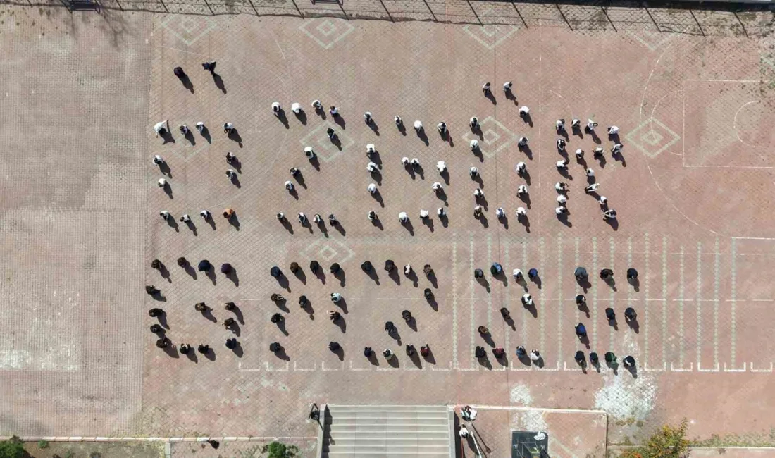 Kırıkkale’de Türk ve Filistin bayrakları açan öğrenciler, bedenleriyle “Özgür Gazze”