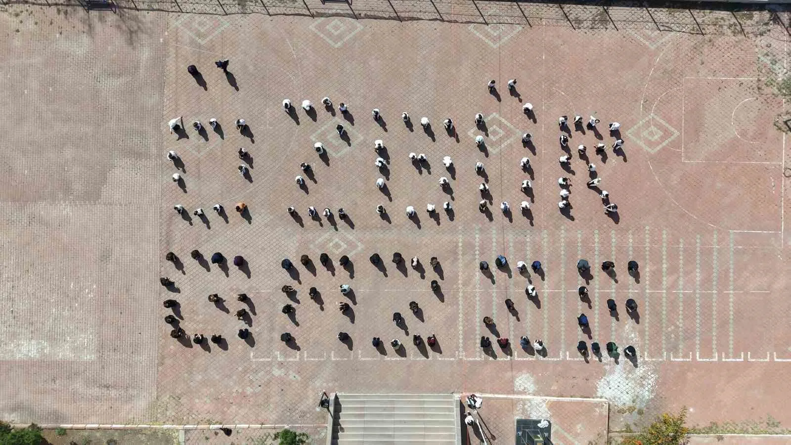 Kırıkkale’de Türk ve Filistin bayrakları açan öğrenciler, bedenleriyle “Özgür Gazze”