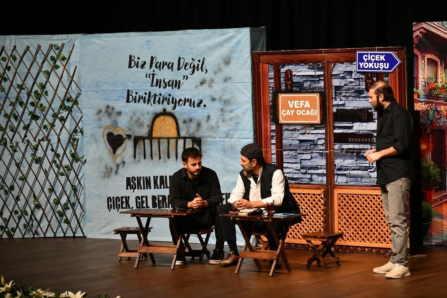 Başiskele’de sahnelenen “Aynalar” adlı tiyatro oyunu, Filistin’deki soykırım ve insanın