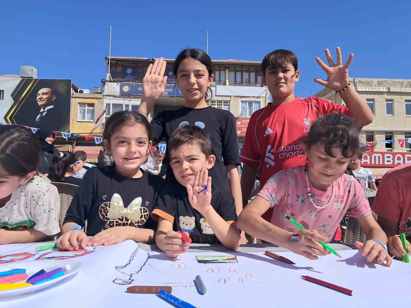 Kilis’te çocuklar, Gazze’deki yaşıtlarının sesini duyurmak için resimler çizerek, “Gazze’yi