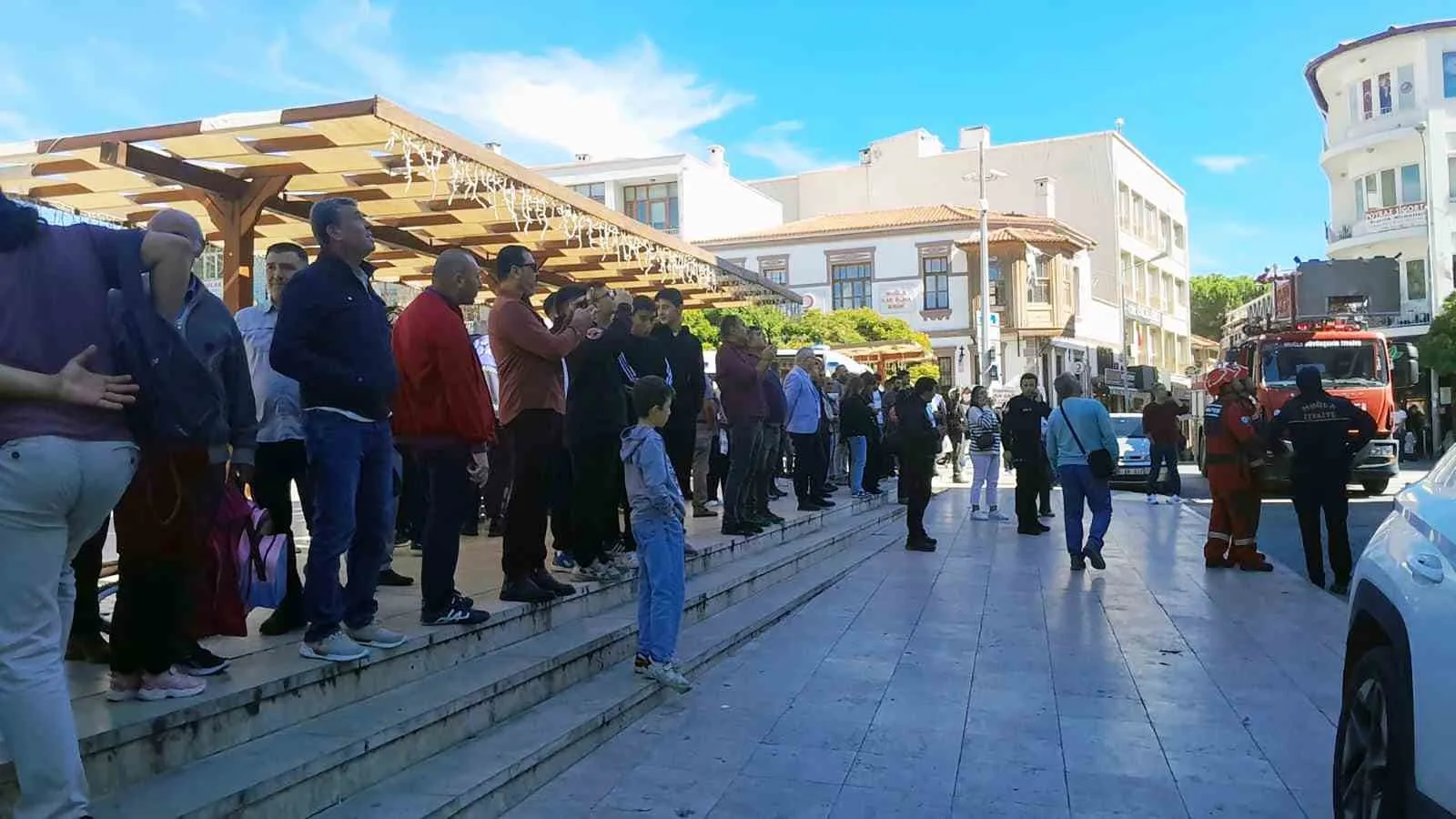 Muğla’nın Menteşe ilçesinde, Kurşunlu meydanındaki katlı otoparkın üzerine çıkan bir