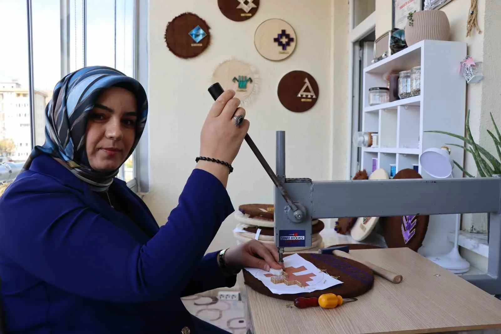 Erzurum’un Oltu ilçesinde yaşayan Elanur Akkuş, geleneksel sanatları modern dokunuşlarla
