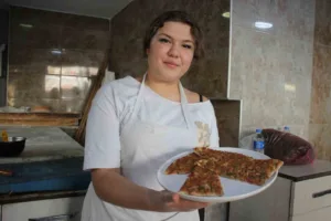 Çocuk yaşta fırının sıcaklığı ile tanışan 17 yaşındaki Cennet Gül