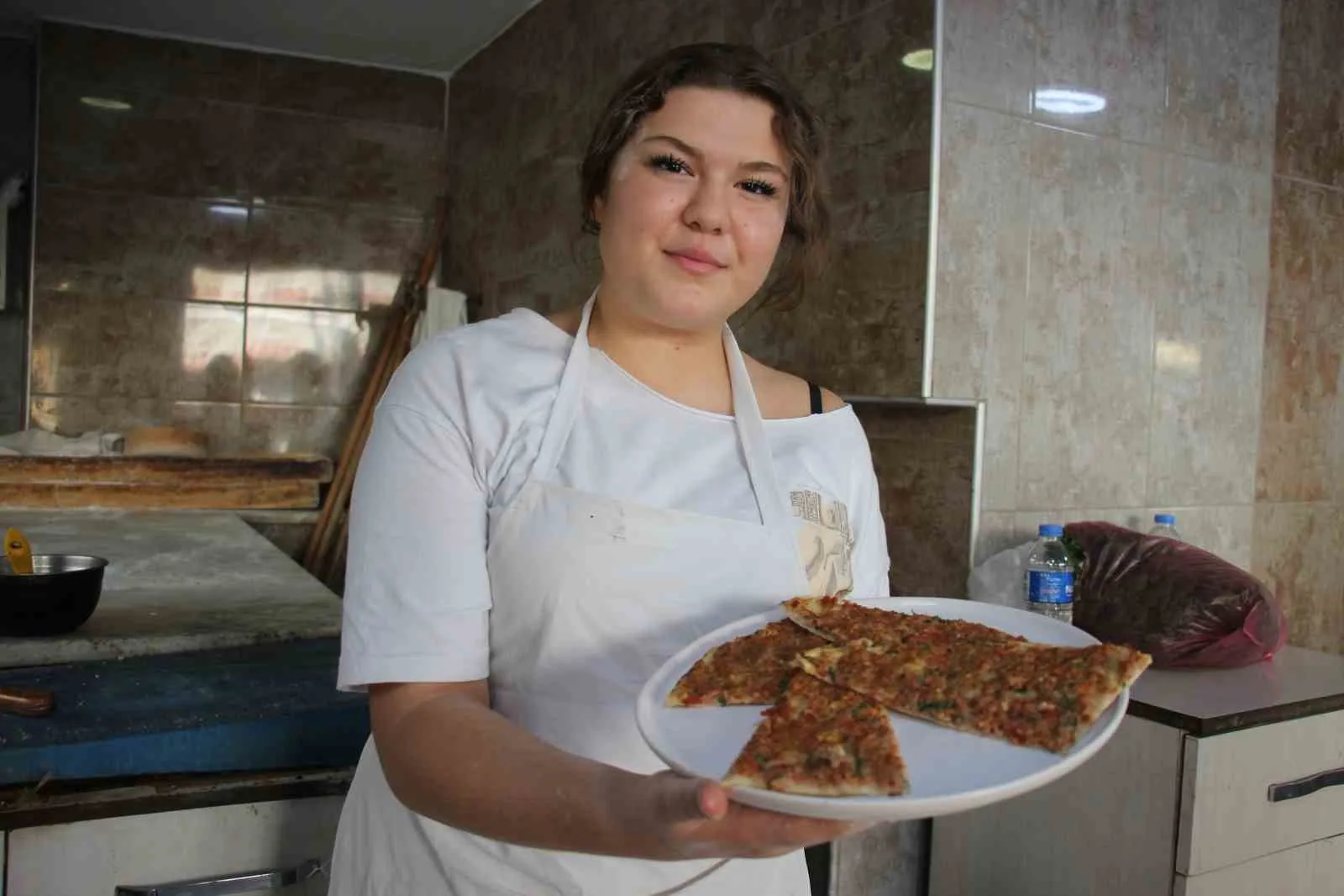 Çocuk yaşta fırının sıcaklığı ile tanışan 17 yaşındaki Cennet Gül