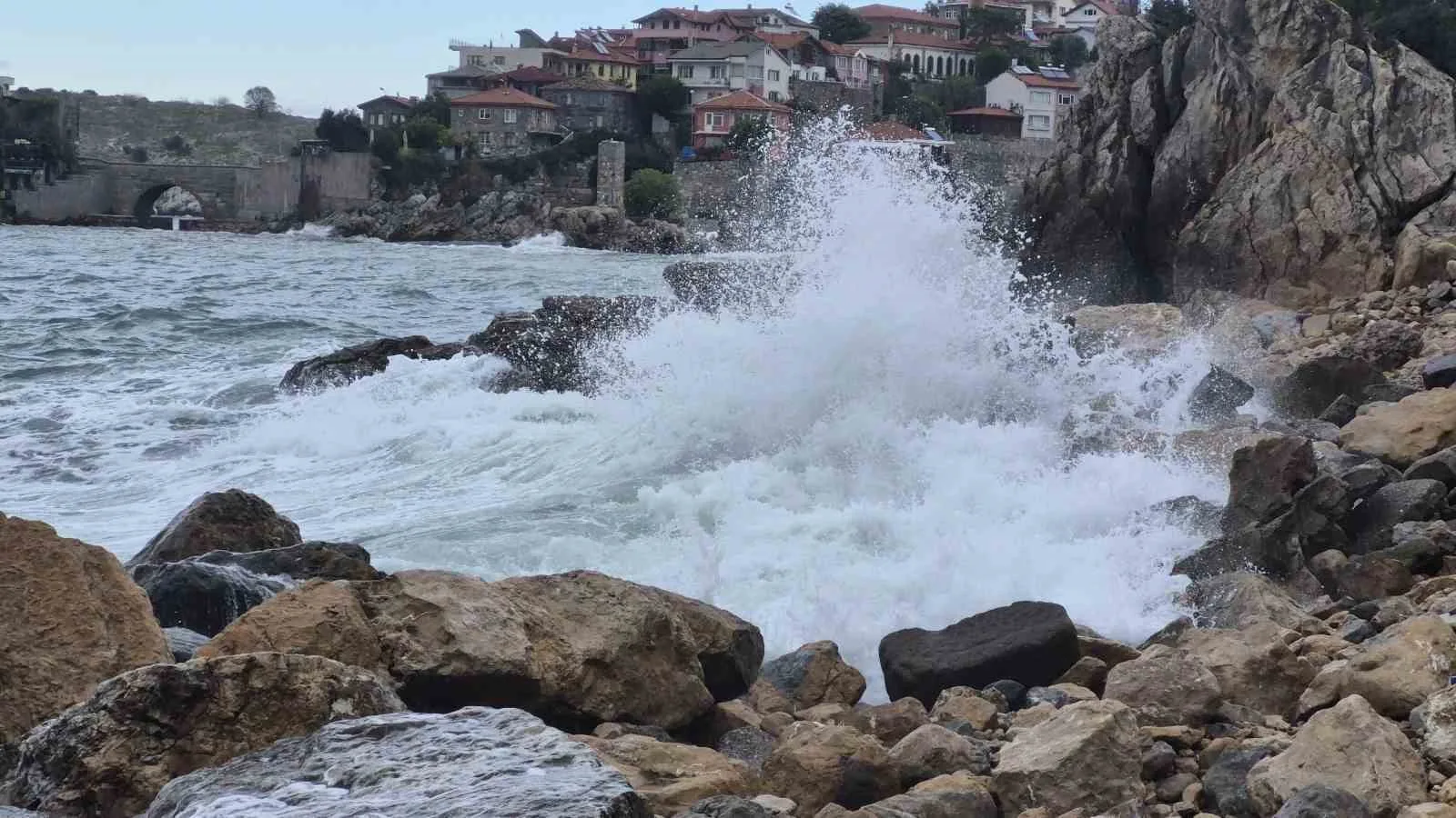Meteorolojinin fırtına uyarısında bulunduğu Bartın’ın Amasra ilçesinde denizde dev dalgalar