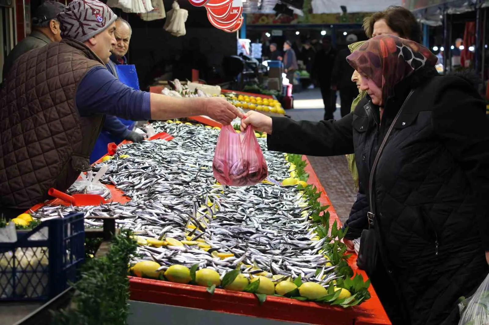 Bolu’da kilogram fiyatı 250 liradan 150 liraya düşen hamsiye vatandaşlar