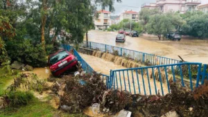 İzmir’in Foça ilçesinde etkili olan sağanak yağış hayatı olumsuz etkiledi.
