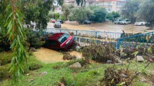 İzmir Valiliği, Foça ilçesinde sağanak yağışın neden olduğu sel sularına