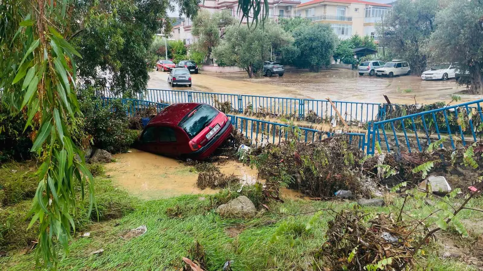 İzmir Valiliği, Foça ilçesinde sağanak yağışın neden olduğu sel sularına