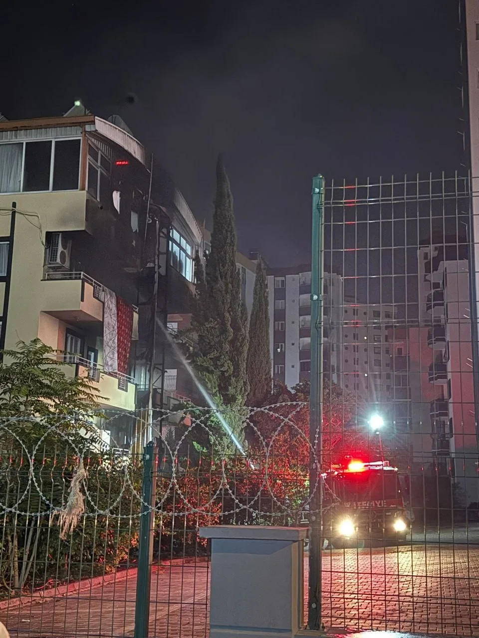 Adana’da Furkan Vakfı’na ait kız yurdunda çıkan yangın, itfaiye ekipleri