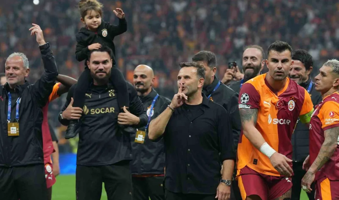 Galatasaraylı futbolcular ve teknik ekip, Liverpool galibiyetinin sevincini taraftarıyla birlikte