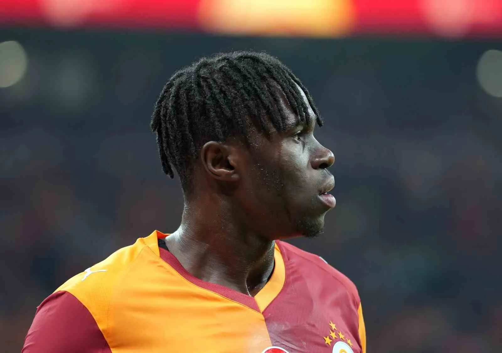 Galatasaray’ın Fildişi Sahilli futbolcusu Wilfried Singo, Beşiktaş derbisinde sakatlandı ve