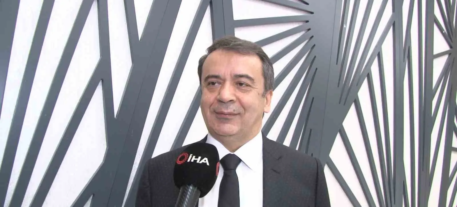 Uluslararası Karadeniz ve Hazar Havzası Ülkeleri Sempozyumu’nda konuşan İstanbul Gelişim