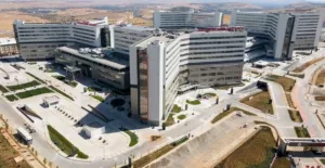 Gaziantep Şehir Hastanesi’nin, 2’inci yıl dönümü pasta kesimiyle kutlandı. Geride