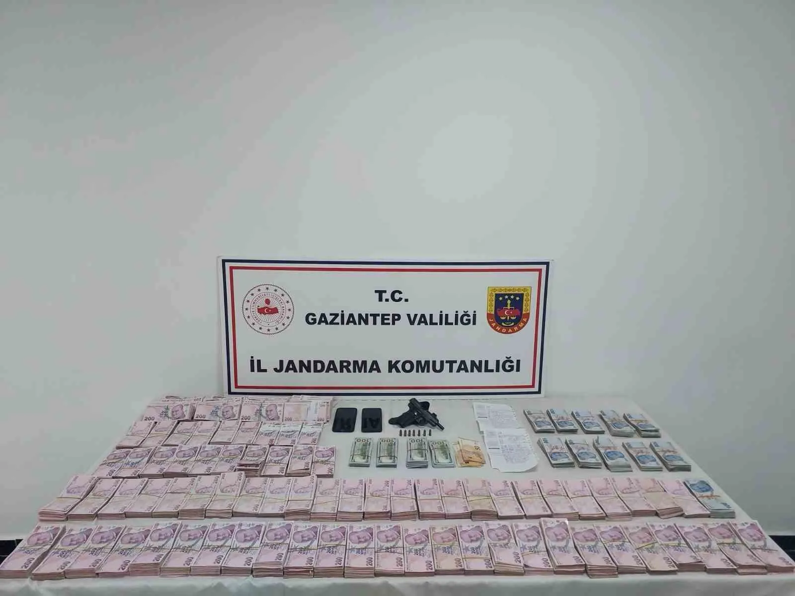 Gaziantep’te jandarma ekiplerince yapılan operasyonda 1 milyon 650 bin TL