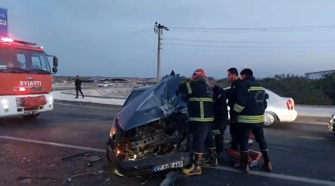 Gaziantep’in Nizip ilçesinde bir otomobilin kırmızı ışıkta bekleyen 4 araca