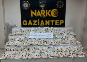 Gaziantep’te polis ekiplerinin yol kontrol noktasında şüphe üzerine durdurduğu bir