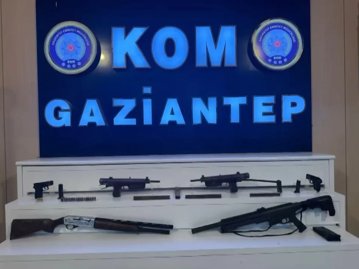 Gaziantep’te polis ekiplerince bir bağ evine yapılan kaçak silah operasyonunda