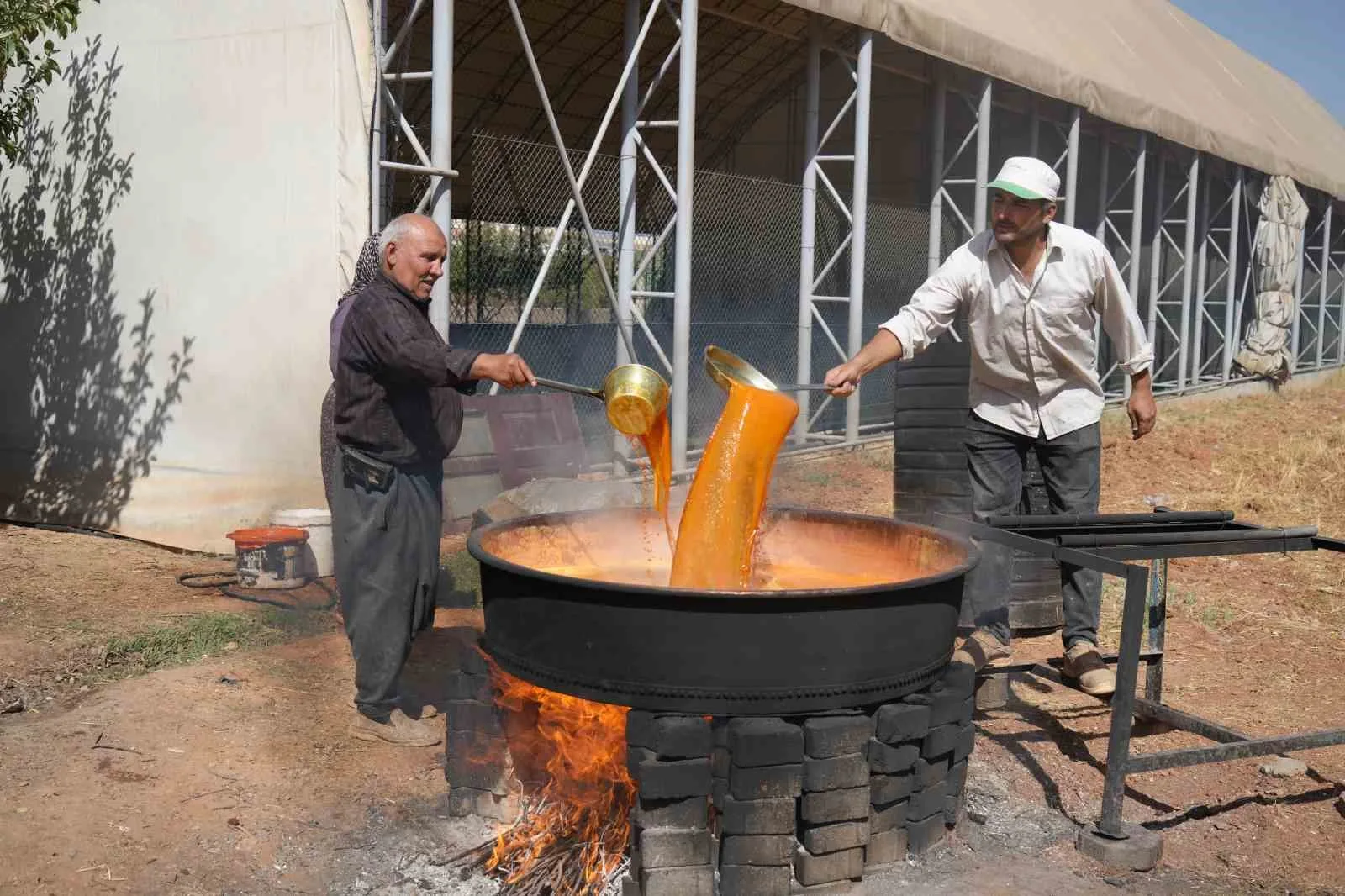 Gaziantep’te bağlardan toplanan üzümlerin imece usulüyle sıkılarak kazanlarda kaynatılmasıyla elde