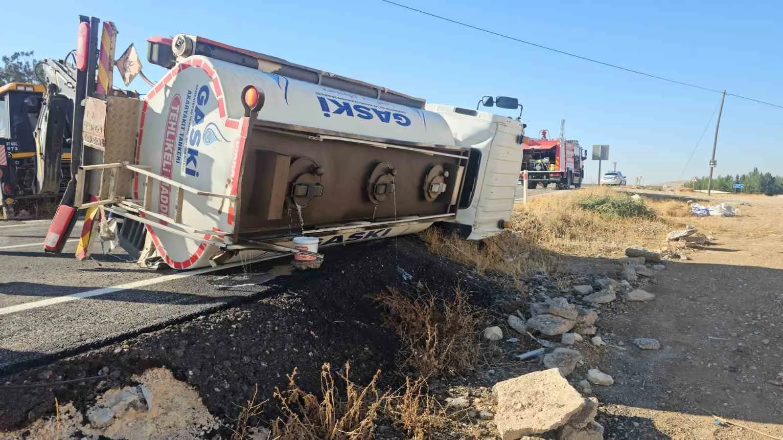 Gaziantep’in Karkamış ilçesinde devrilerek yan yatan yakıt tankerinin sürücüsü hafif