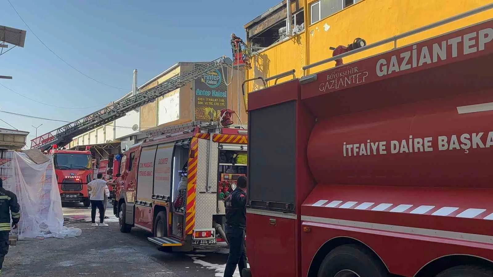 Gaziantep’te bir gıda işletmesinin depo kısmında çıkan yangın, itfaiye ekiplerinin