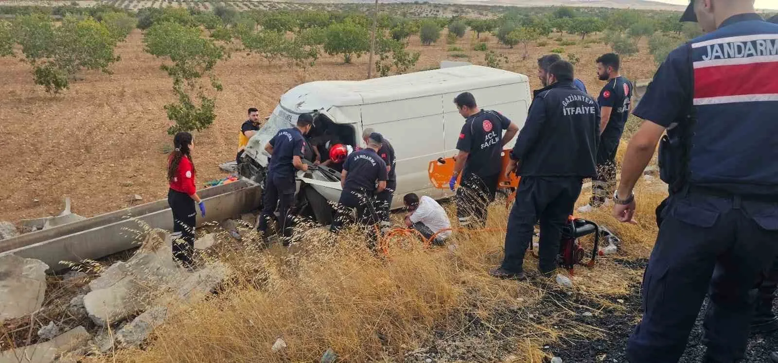 Gaziantep’in Karkamış ilçesinde kamyonetin şarampole uçması sonucu meydana gelen kazada