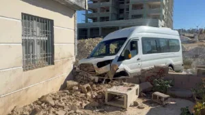 Gaziantep’te kaza yapan araçlara çarpmamak için ani manevra yapan bir