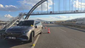 Gaziantep’in İslahiye ilçesinde yolun karşısına geçmek isterken otomobilin çarptığı çocuk,