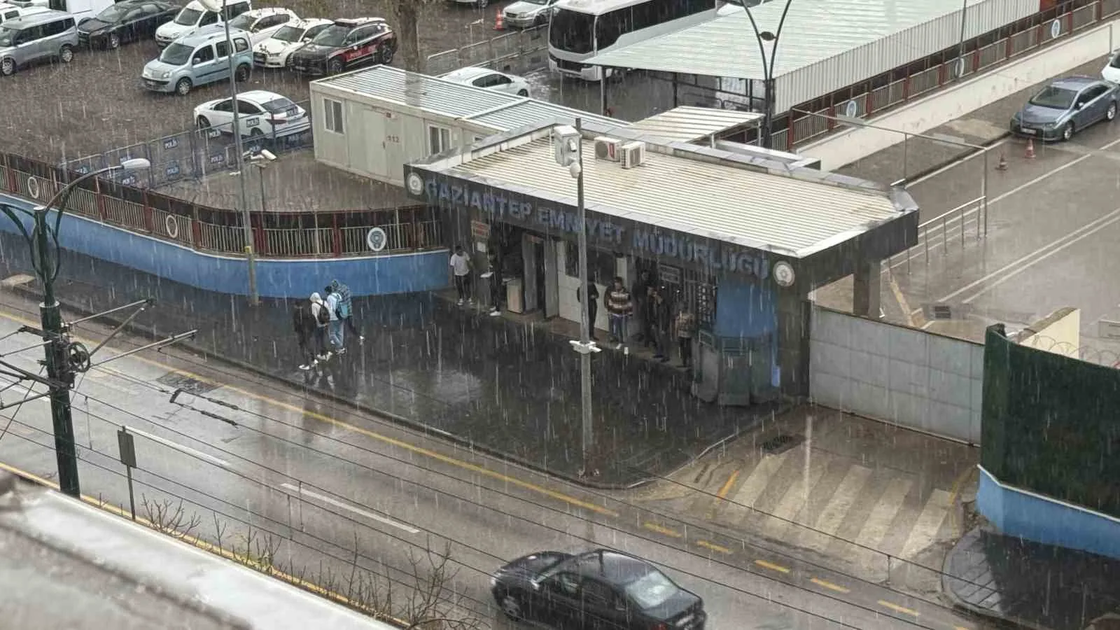 Gaziantep’te etkisini gösteren sağanak ve dolu günlük yaşamı olumsuz etkilerken,