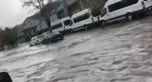 Gaziantep’te akşam saatlerinde etkili olan sağanak yağış hayatı olumsuz etkiledi.