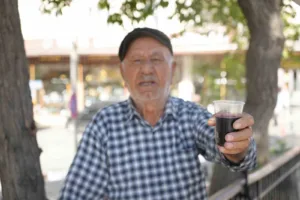 Gaziantep’te yaşayan 86 yaşındaki usta, 40 yıldır doğal karadut suyu