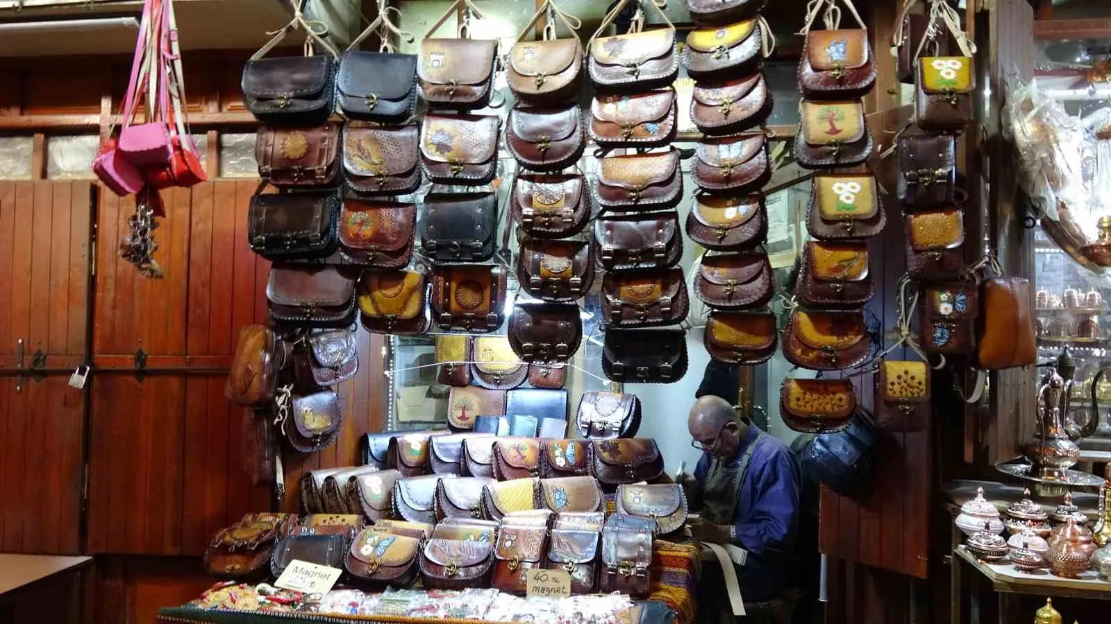 Gaziantep’in Şahinbey ilçesinde, 76 yaşındaki el yapımı çanta ustası 66